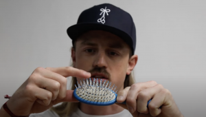 El Rubio demonstrates how to brush your hair for men.