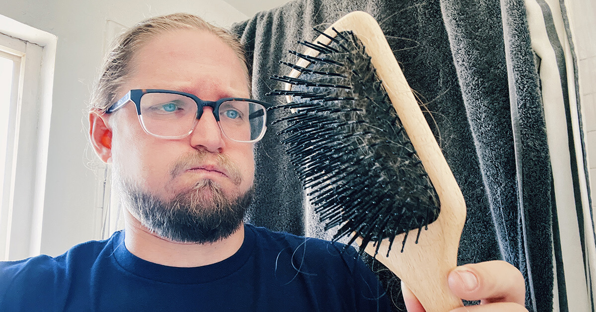 Elefante looking at his dirty brush