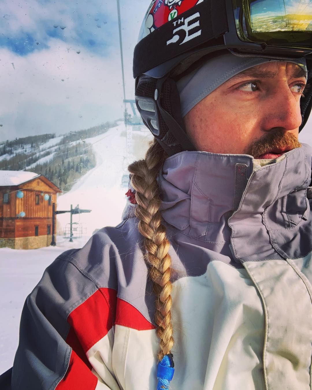 Long hairstyles for athletics: a side braid for skiing